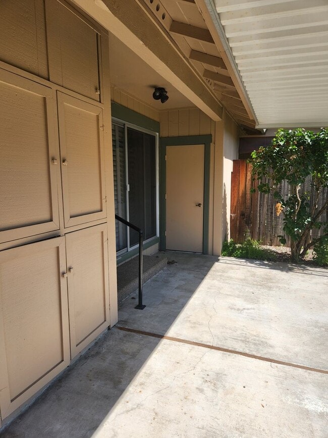Photo - Very nice 2 Bd, 2 Bath Triplex w/yard in OAKMONT - Oakmont is a senior community.