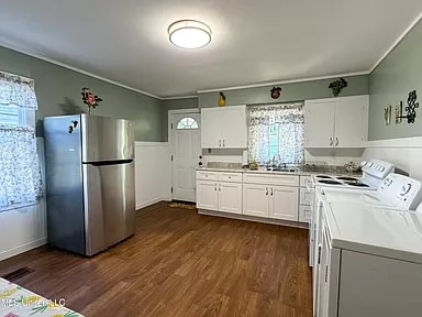 Photo - 213 Lindale St