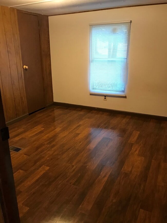 Building Photo - AVAILABLE NOW! NO PETS! SECTION 8 VOUCHERS WELCOME!