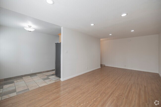 2 habitaciones, 1 baño - 800 pies cuadrados - Sala de estar - 2249 Bonar St Apartamentos