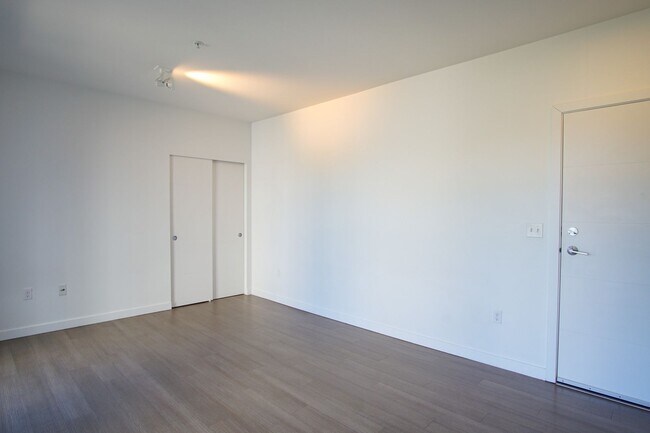 Photo - Heart of Sellwood: Fabulous Modern Studio Ready Mid-April! Unidad 210