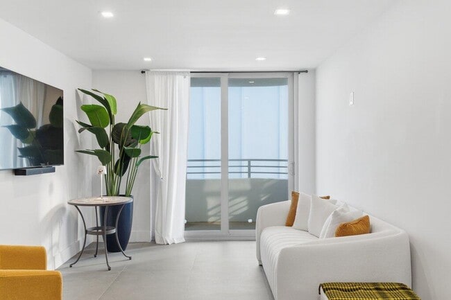 Building Photo - 5555 Collins Ave Unit 16p