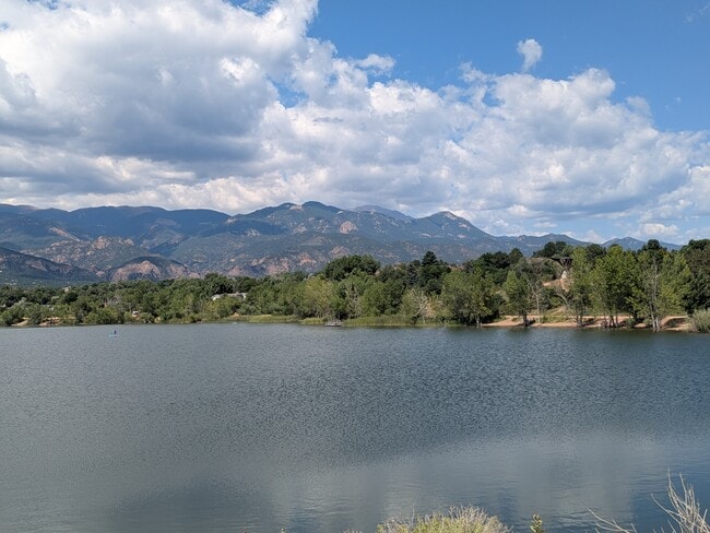 Lago Quail al otro lado de la calle. - 3080 Capstan Way Unidad Beautiful Condo