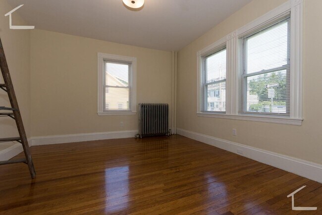 Photo - Large, newly renovated 3 bed near the Gree...
