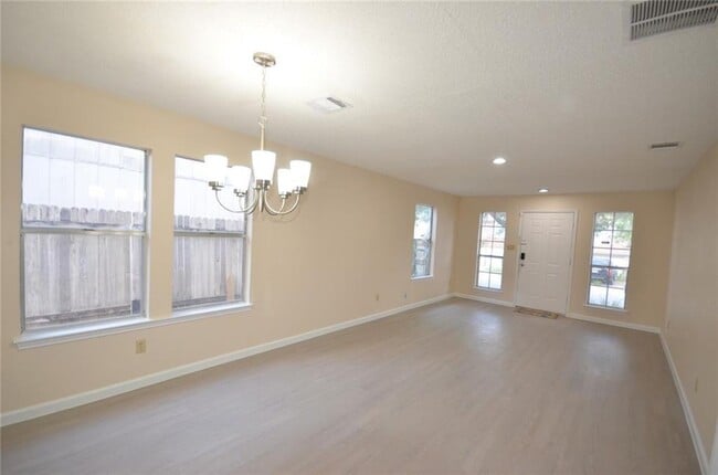 13903 Lothian Dr