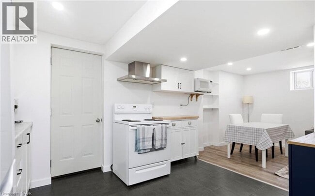 Photo - 542 Walmer Rd