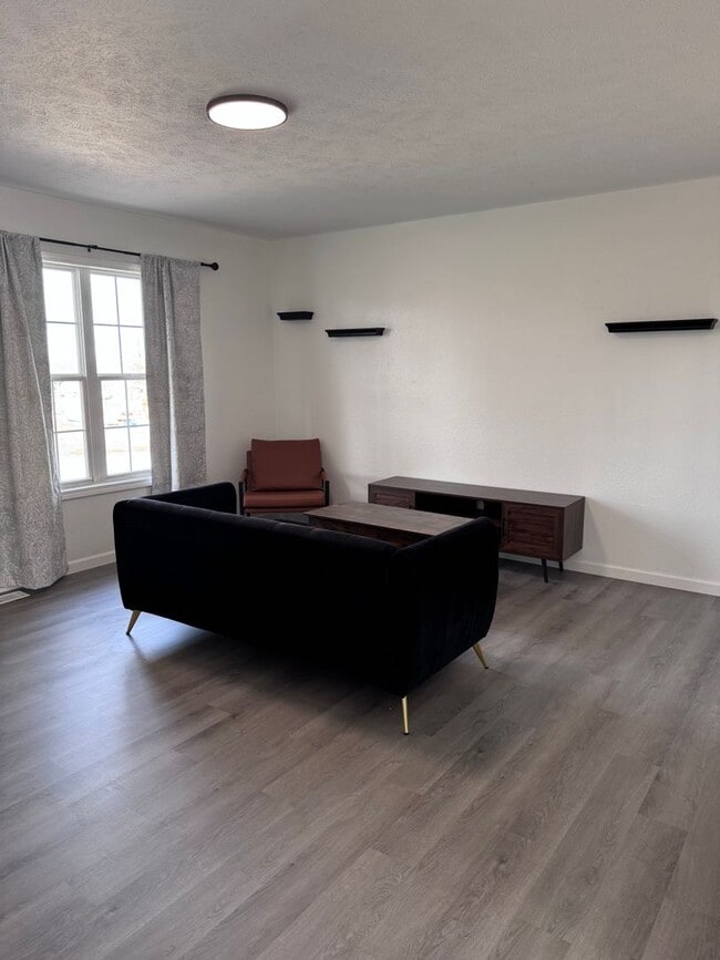 Photo - 6297-MF2-E1 Unit B