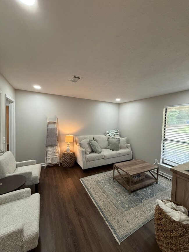 1381 Hampton Dr