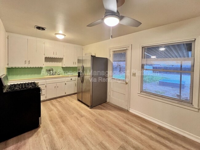 Photo - 1132 W Saginaw Way