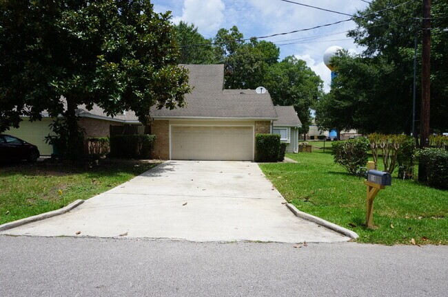 Building Photo - Enjoy this beautiful location on the 10th ... Rental