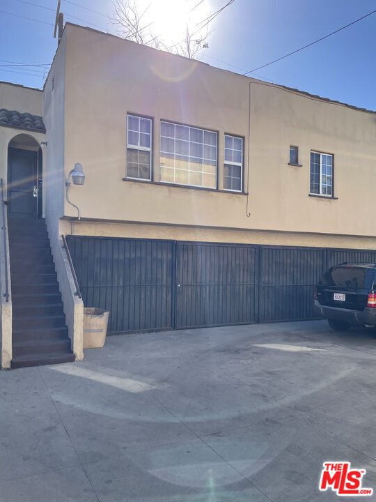 1050 W 60th Pl