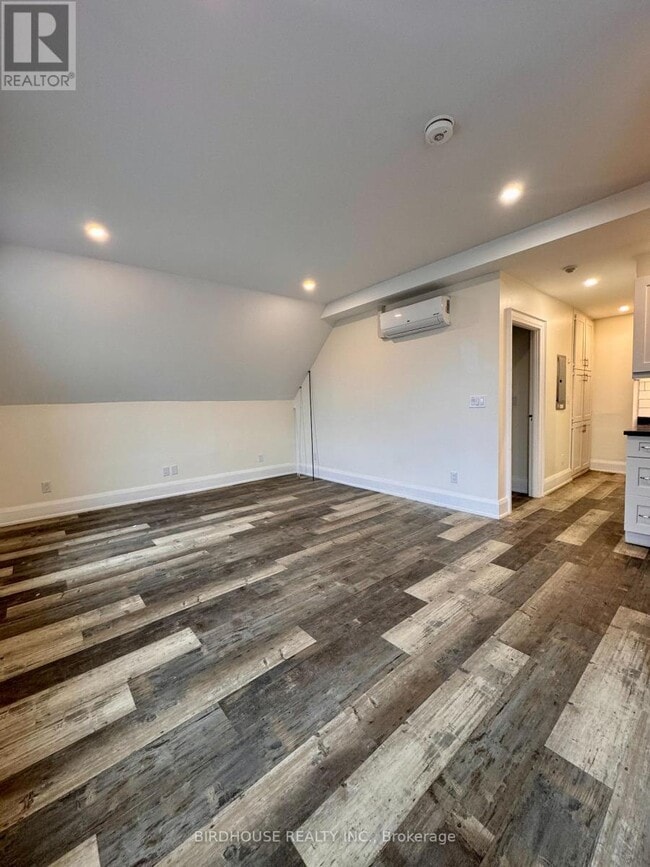 Photo - 19 Cambridge St S