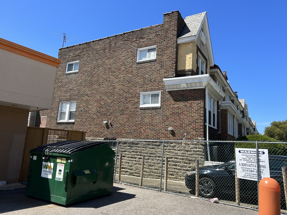 Photo - 3234 Fanshawe St