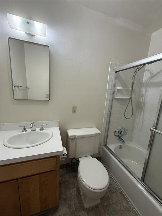 Photo - 163 NE Lincoln Ct