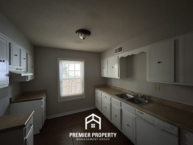 Photo - 3BR/2BA Memphis Rental with Attached 2-Car Garage & Hardwood Flooring
