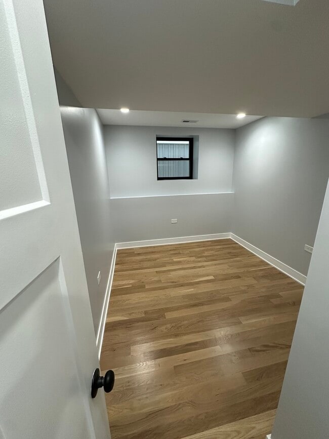 Photo - 2046 W Moffat St Unit 1