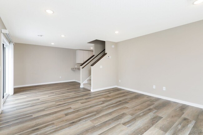 Photo - 3bd 3ba 2 car gar END UNIT avail now