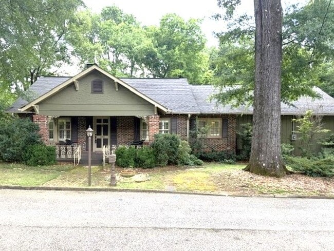 Building Photo - Beautiful and Spacious Home in Historic Bellwood in Downtown Northport