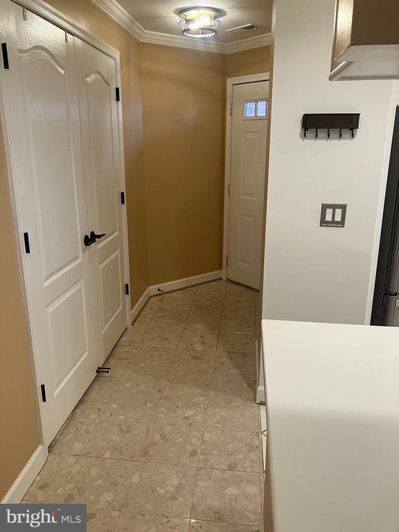 Building Photo - 6924 Fairfax Dr Unit 300 Rental