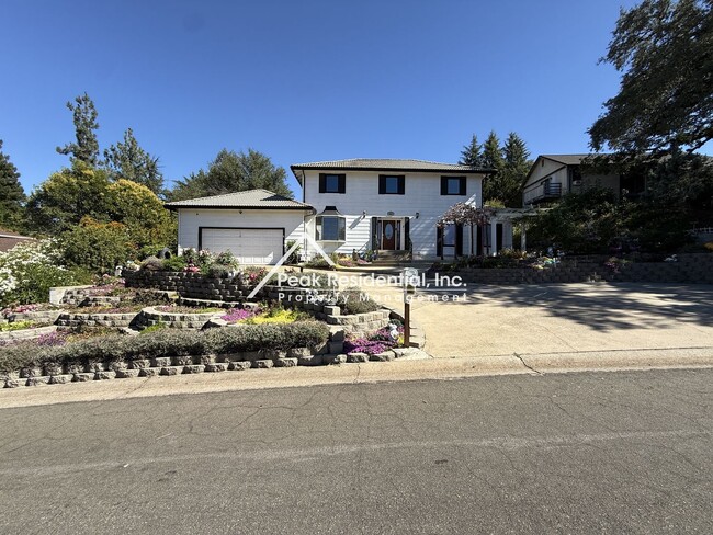 912 Yosemite Ln