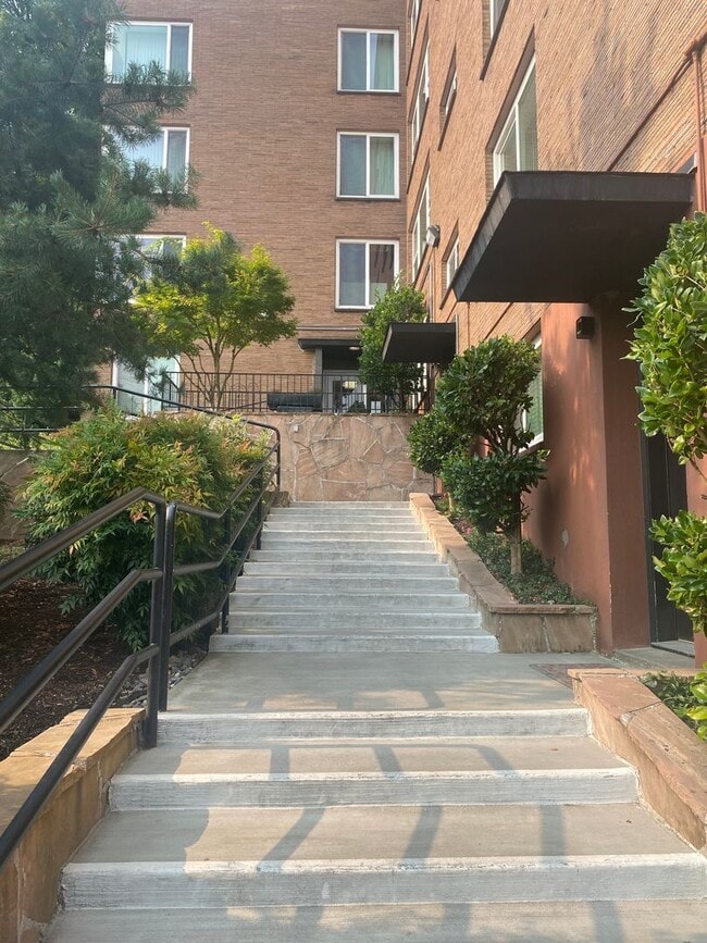 Building Photo - Beautiful apartment in Goose Hallow- Prime...