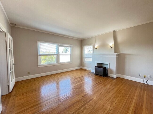 Building Photo - 827 Warfield Ave Unit 08