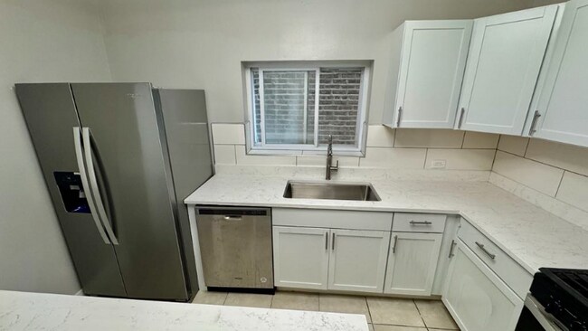 Photo - 1254 N Bosworth Ave Unit 1F