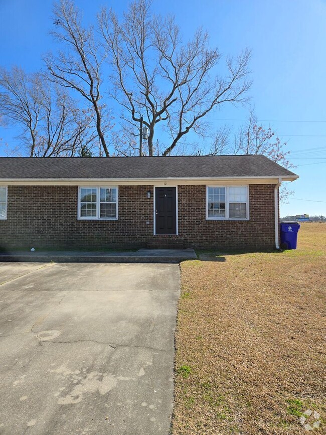 Building Photo - Charming 2 Bedroom Apartment