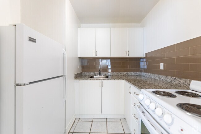 BACHELOR - Kitchen - 650 Parliament St