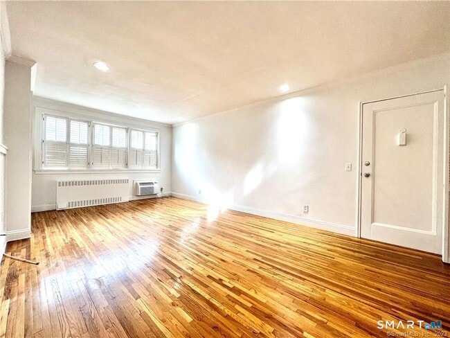 Building Photo - 11 Bedford Ave Unit N2