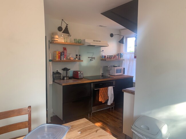 Photo - 3247 Gillham Plaza