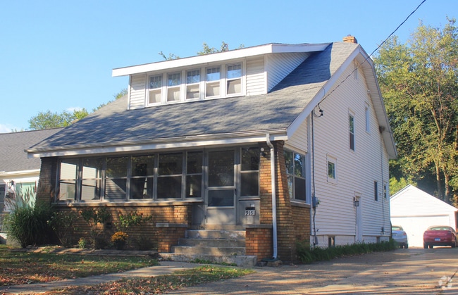 Building Photo - 915 Veto St NW Rental
