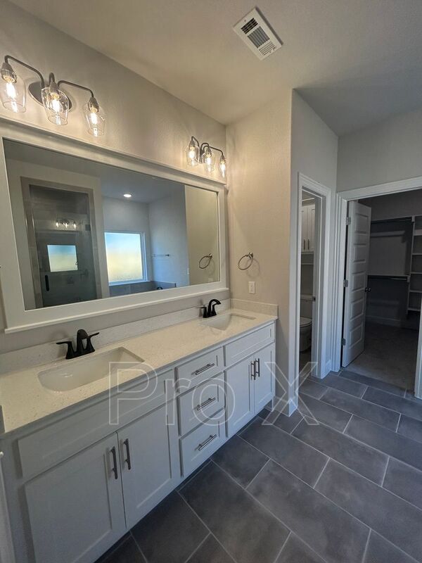 Photo - 2304 Salmon St