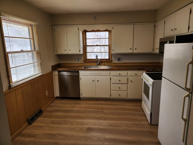 Photo - 4044 52nd St