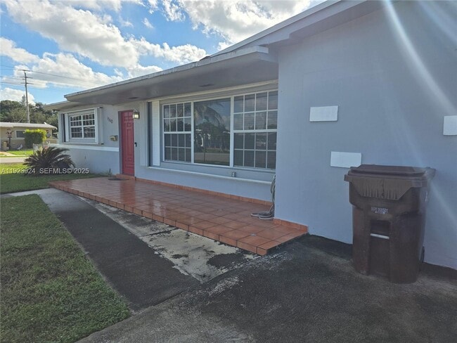 Building Photo - 1560 W 53rd Terrace