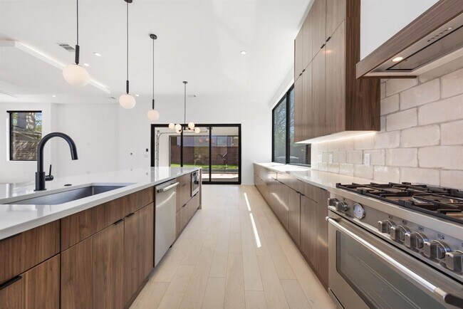 Photo - 2411 Winsted Ln