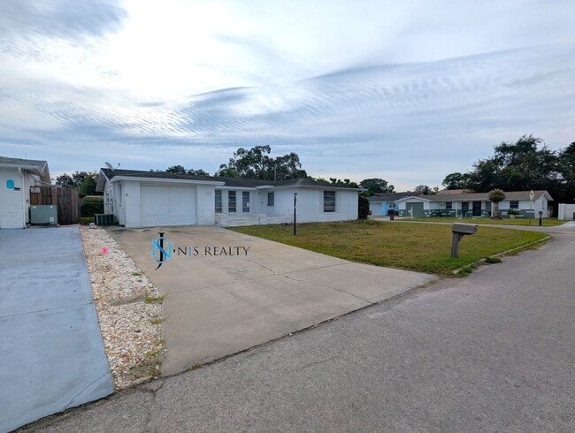 Building Photo - Fresh paint throughout this 3/2/1 1400 Sq.... Rental