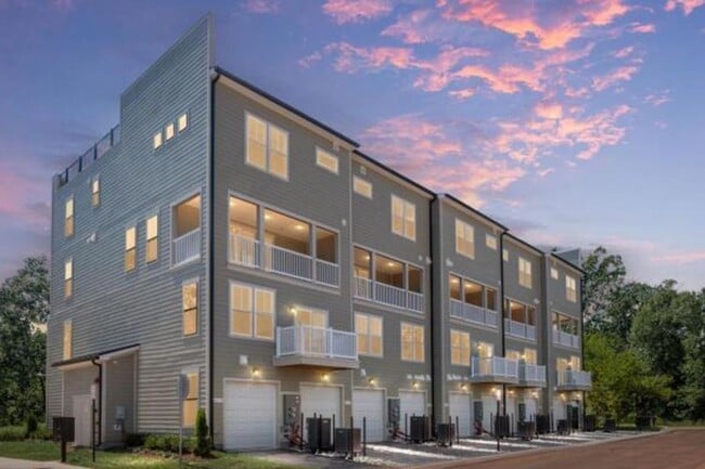 Building Photo - 3BD/2.5Ba Brand New End-Unit condo in vibrant One Loudoun