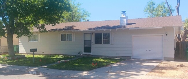 Building Photo - Three Bedroom w/ Fireplace and large back ... Rental