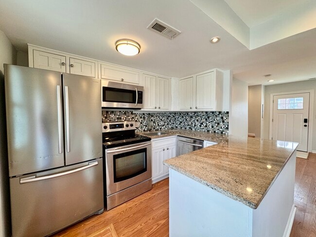 Photo - 1151 Summit St NE