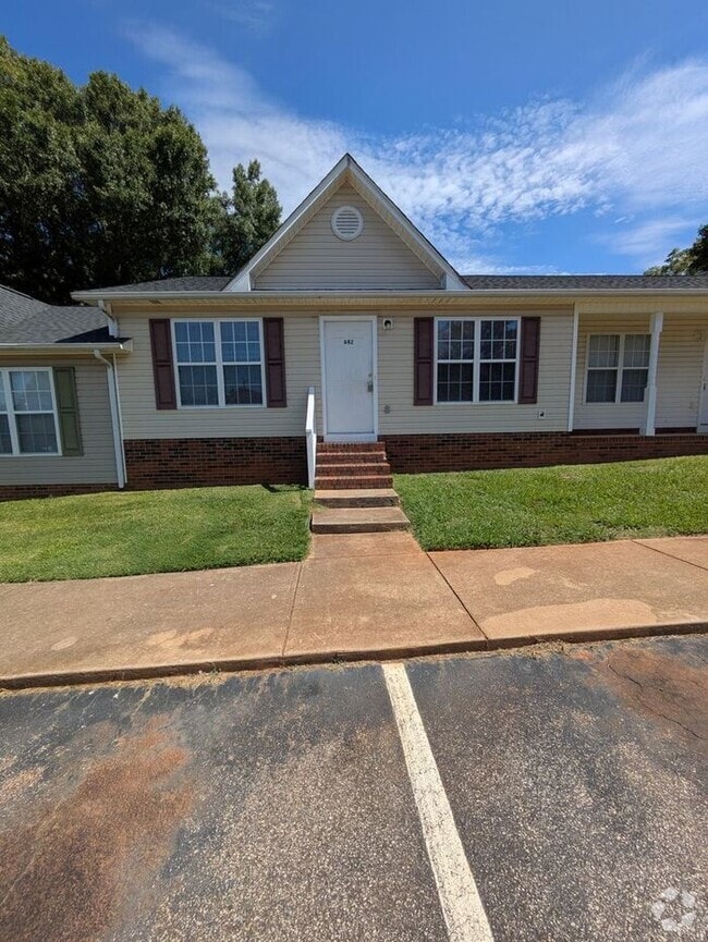 Building Photo - 2BD/2BA Unit at The Squires in Newton Rental