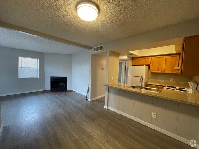 Building Photo - Lovely 2 Bedroom 1 Bath with Fireplace! M... Unit 940 Benton Rental