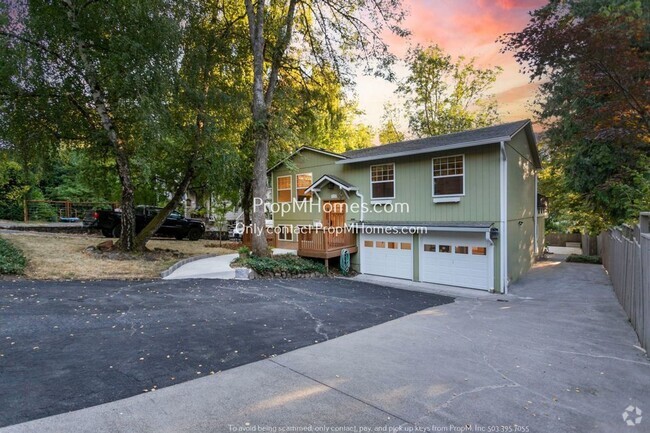 Building Photo - Spacious Multnomah Retreat with Gourmet Ki... Rental