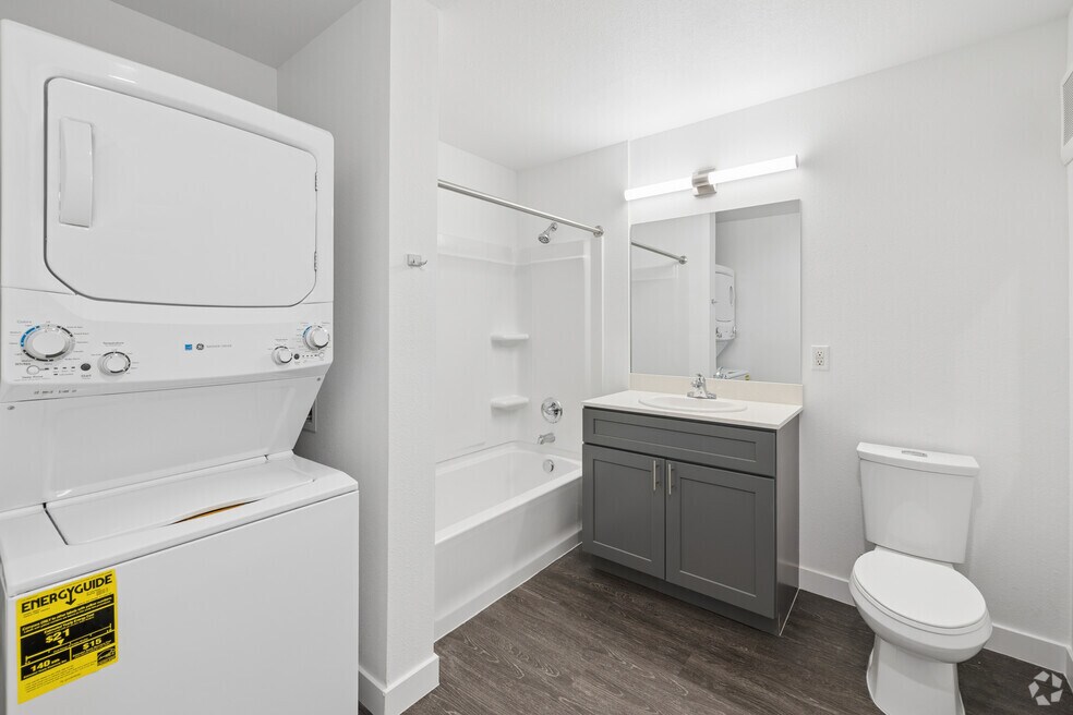 2BR, 1BA - 743SF - Bathroom