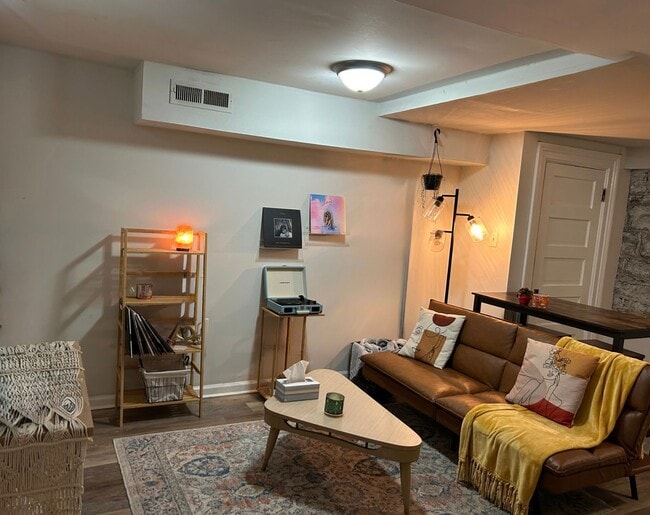 THREE 2 BEDROOM APARTMENTS IN THIS BUILDIN... - THREE 2 BEDROOM APARTMENTS IN THIS BUILDIN... Unit B