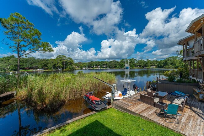 Photo - 200 White St