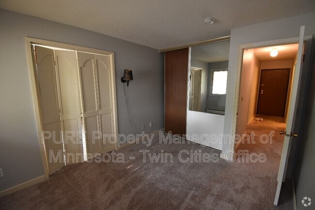 Building Photo - 3850 Plymouth Blvd Unit Apt 123