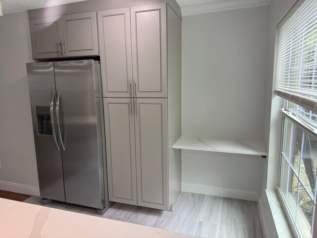 726 Edgewater Dr Unit 2