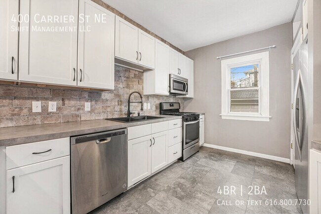 Photo - 400 Carrier St NE
