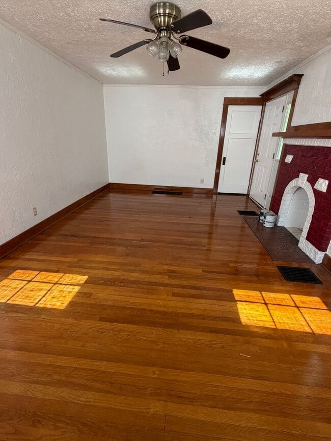 Photo - Cute 2 bedroom/1 bath Bunglow with garage in Dayton